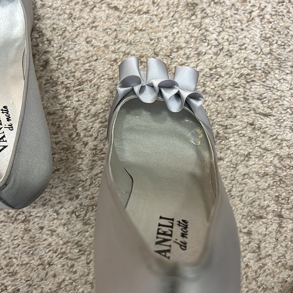 Vaneli Di Notte Silver Satin Peep Toe Heels - Picture 9 of 13